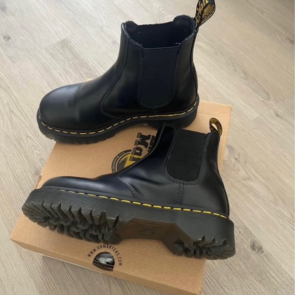 Dr. Martens Black Chelsea Boots 2976 women size 7 - Picture 3 of 4